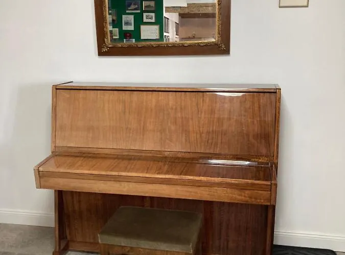 Wunderschoene In Mit Kueche, Bad Und Piano